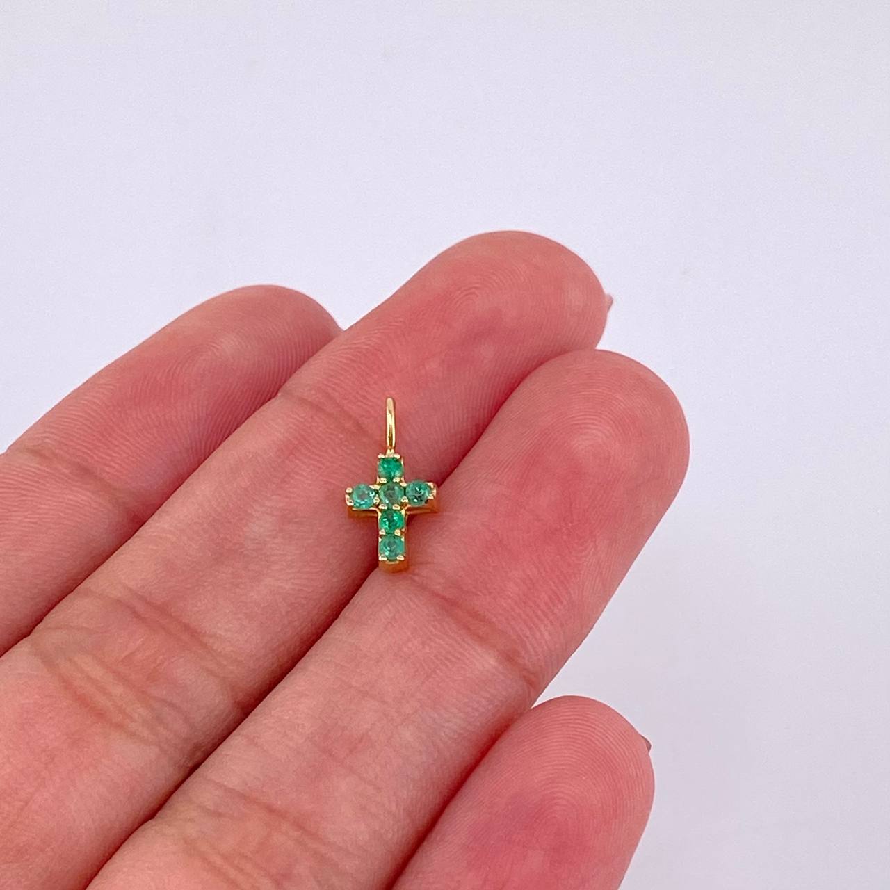 Dije Cruz Esmeraldas 12pts 0.4g / 1.4cm Oro Amarillo 18K