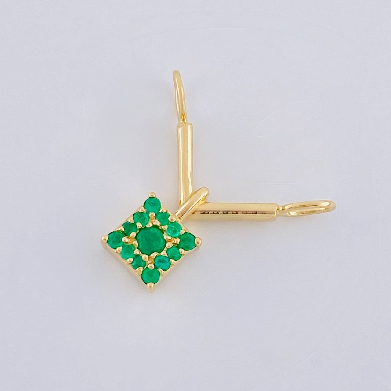 Dije Doble V Cuadrada Esmeralda 23Pts 1.05 g / 1.4 cm Oro Amarillo 18K