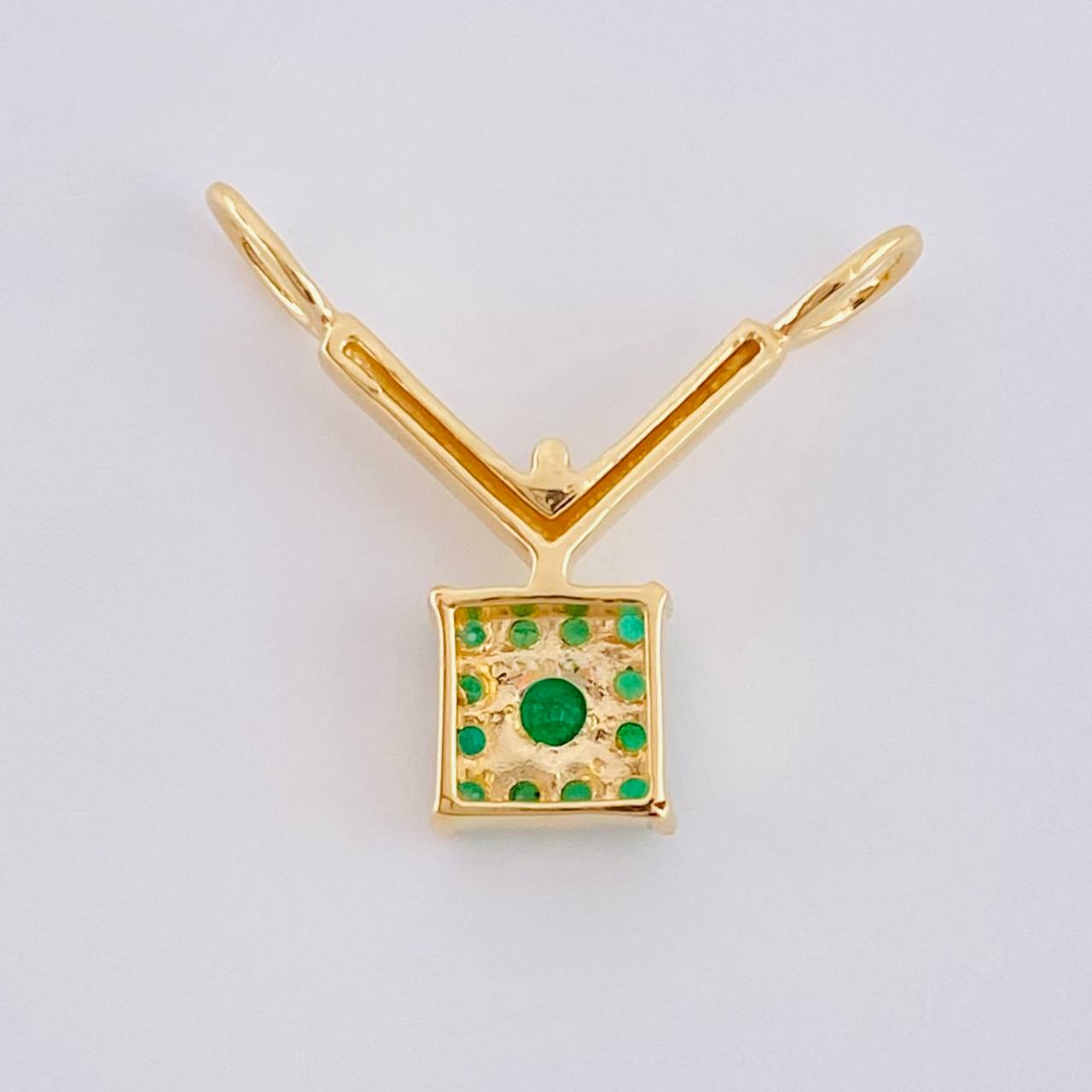 Dije Doble V Cuadrada Esmeralda 23Pts 1.05 g / 1.4 cm Oro Amarillo 18K