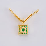 Dije Doble V Cuadrada Esmeralda 23Pts 1.05 g / 1.4 cm Oro Amarillo 18K