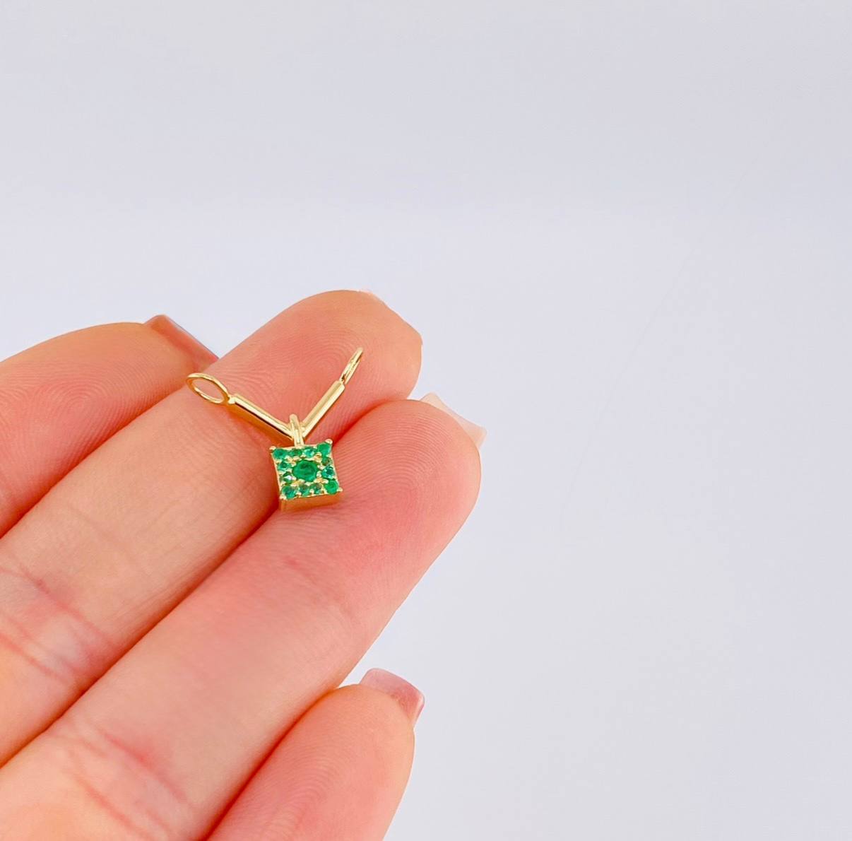 Dije Doble V Cuadrada Esmeralda 23Pts 1.05 g / 1.4 cm Oro Amarillo 18K