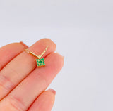Dije Doble V Cuadrada Esmeralda 23Pts 1.05 g / 1.4 cm Oro Amarillo 18K