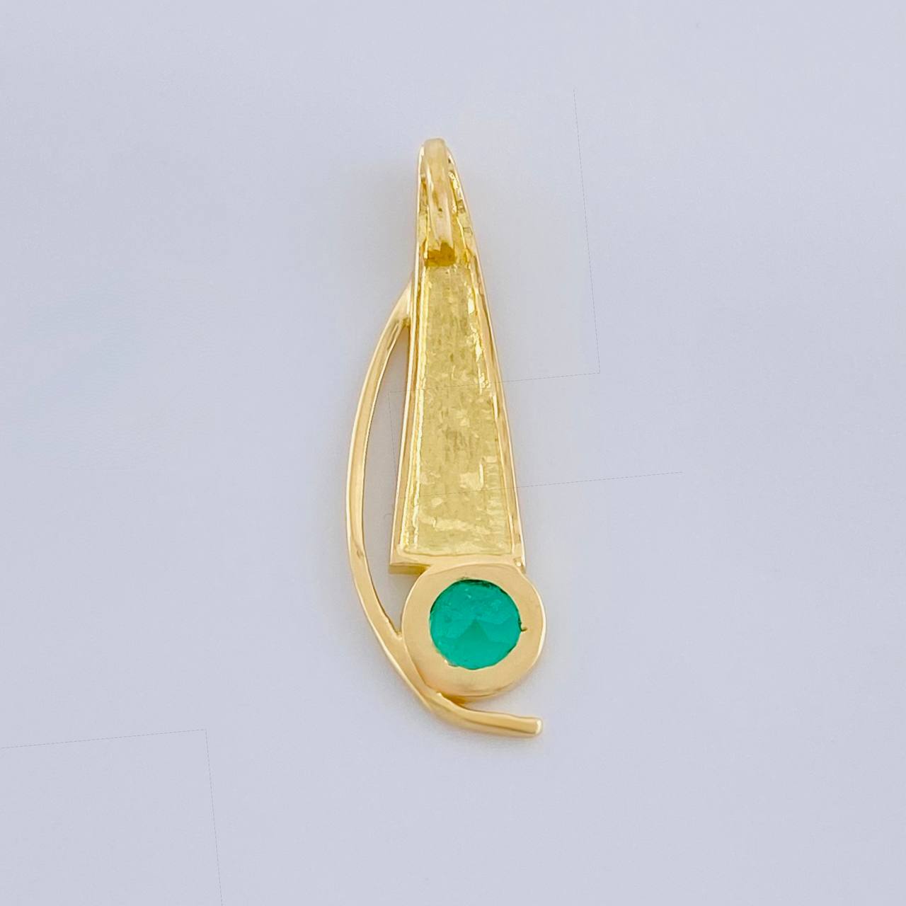 Dije Delta Abstracta Esmeralda 29Pts 1.4 g / 2.5 cm Oro Amarillo 18K