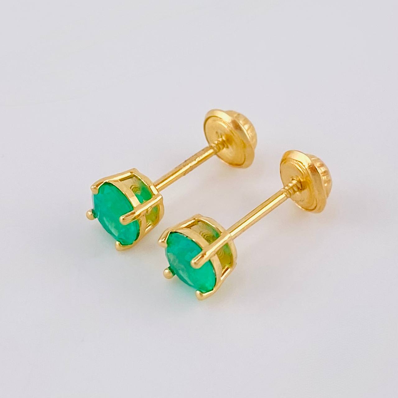 Topos Cuatro Garras Esmeralda 42Pts 1.15 g / 4.7 mm Oro Amarillo 18K