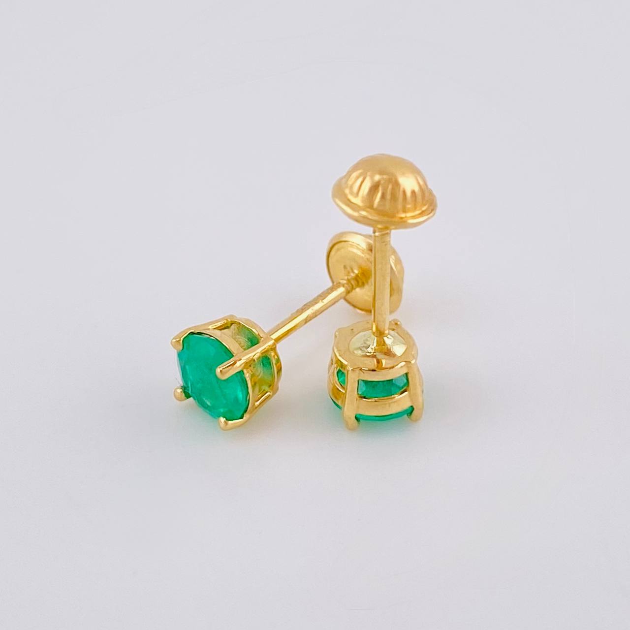 Topos Cuatro Garras Esmeralda 42Pts 1.15 g / 4.7 mm Oro Amarillo 18K