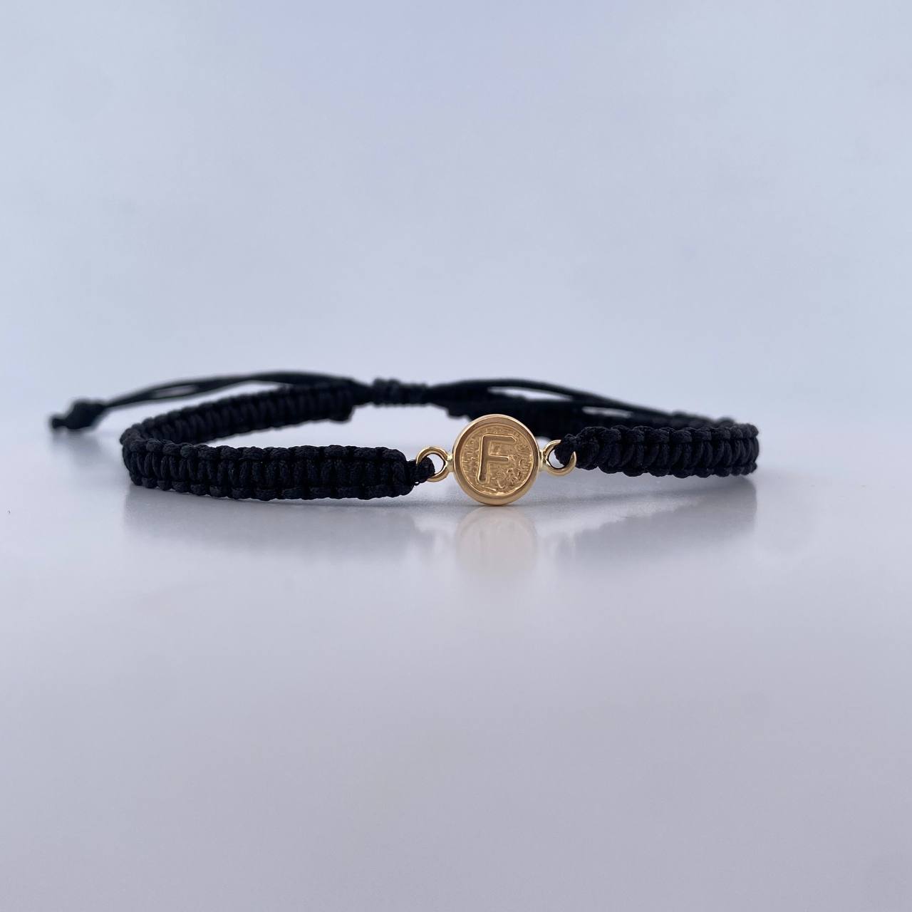 Pulsera Negra Letra F 0.4gr / Oro Amarillo 18K &