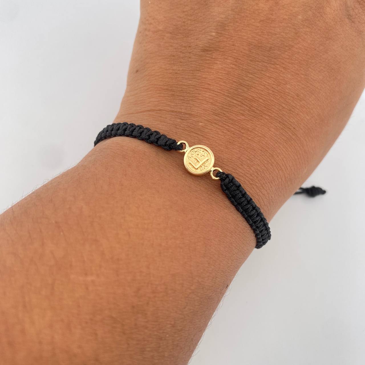 Pulsera Negra Letra F 0.4gr / Oro Amarillo 18K &