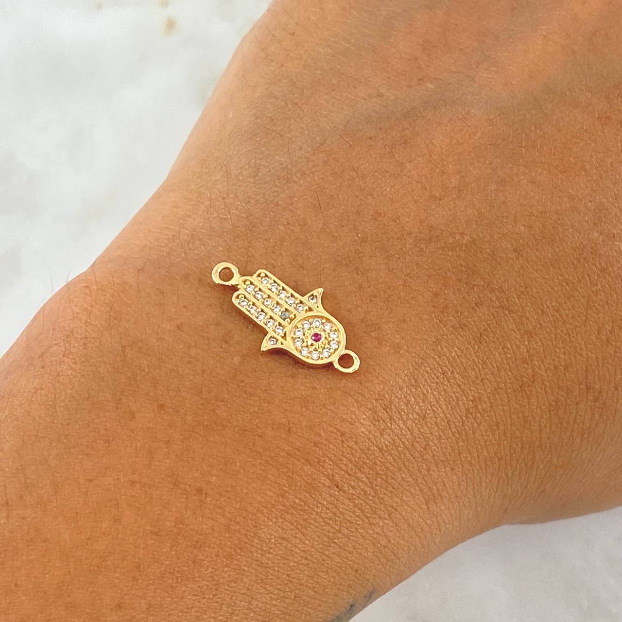 Herraje Mano Hamsa 1.2gr / 2cm / Circones Blancos Y Fucsia Oro Amarillo 18K ©