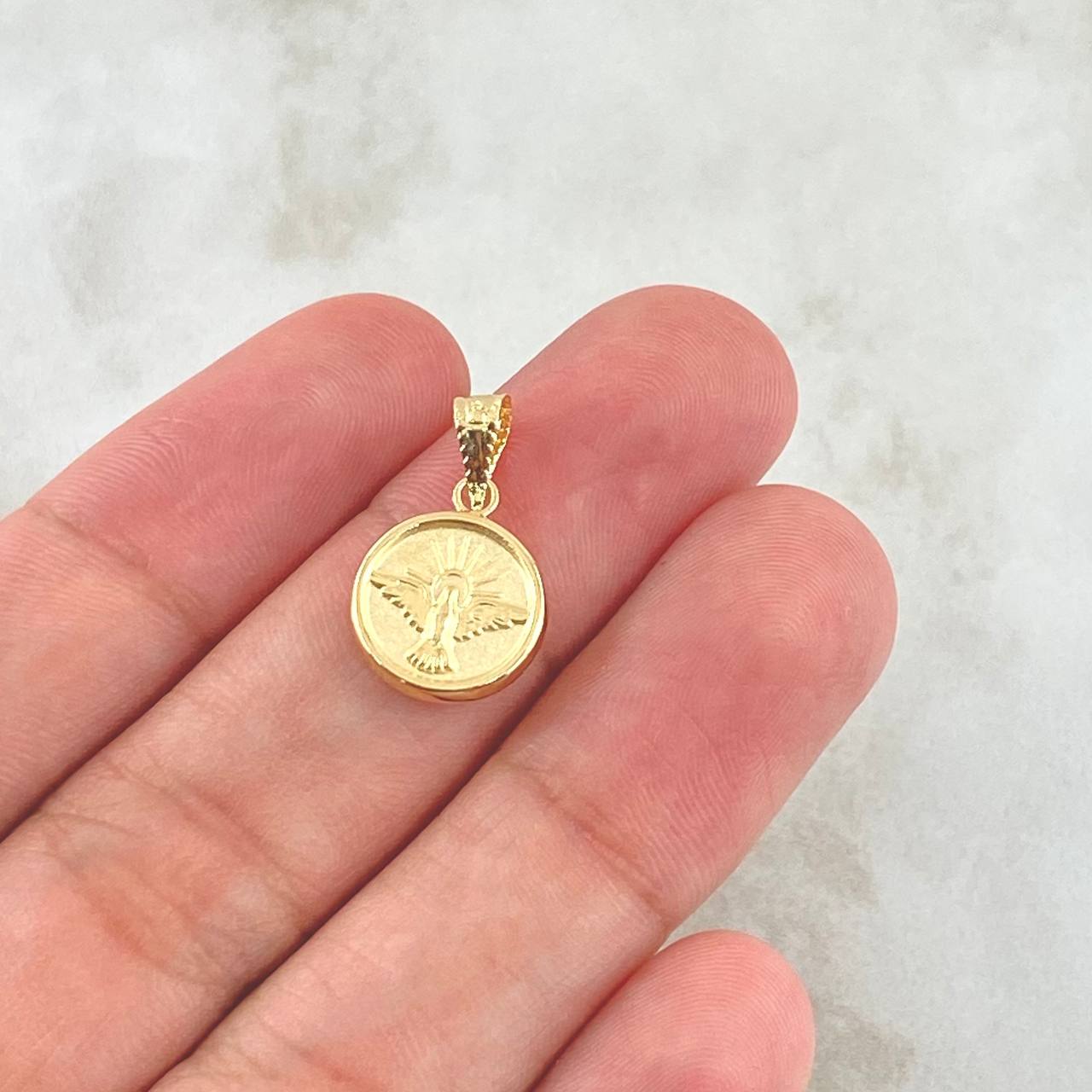 Dije Espiritu Santo Medalla Troquelada 0.6gr / 1.9cm / Mate Liso Cargador Bordeado Oro Amarillo 18K