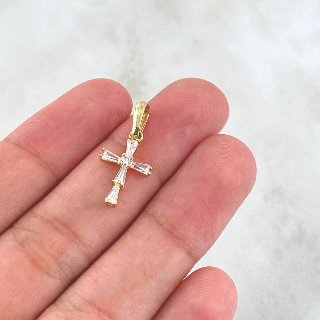 Dije Cruz Escalada 0.9gr / 2.2cm / Circones Blancos Oro Amarillo 18K