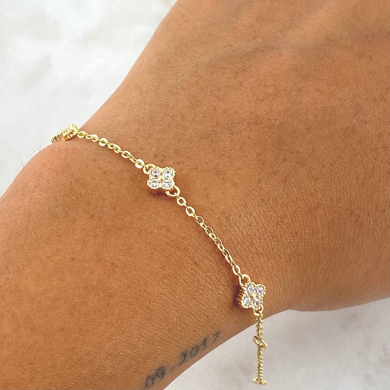 Pulso Aro Seguido Flores Graduable 3.2gr / 15cm-18cm / 1.5mm Borde Texturizado Circones Blancos Oro Amarillo 18K *