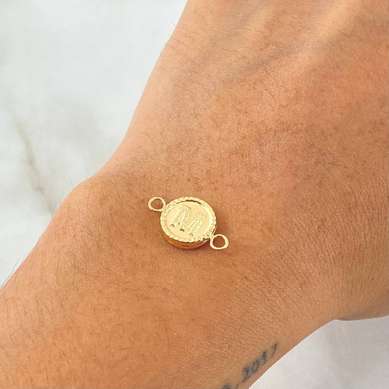 Herraje Letra M 0.55gr / 1.7cm / Oro 18K