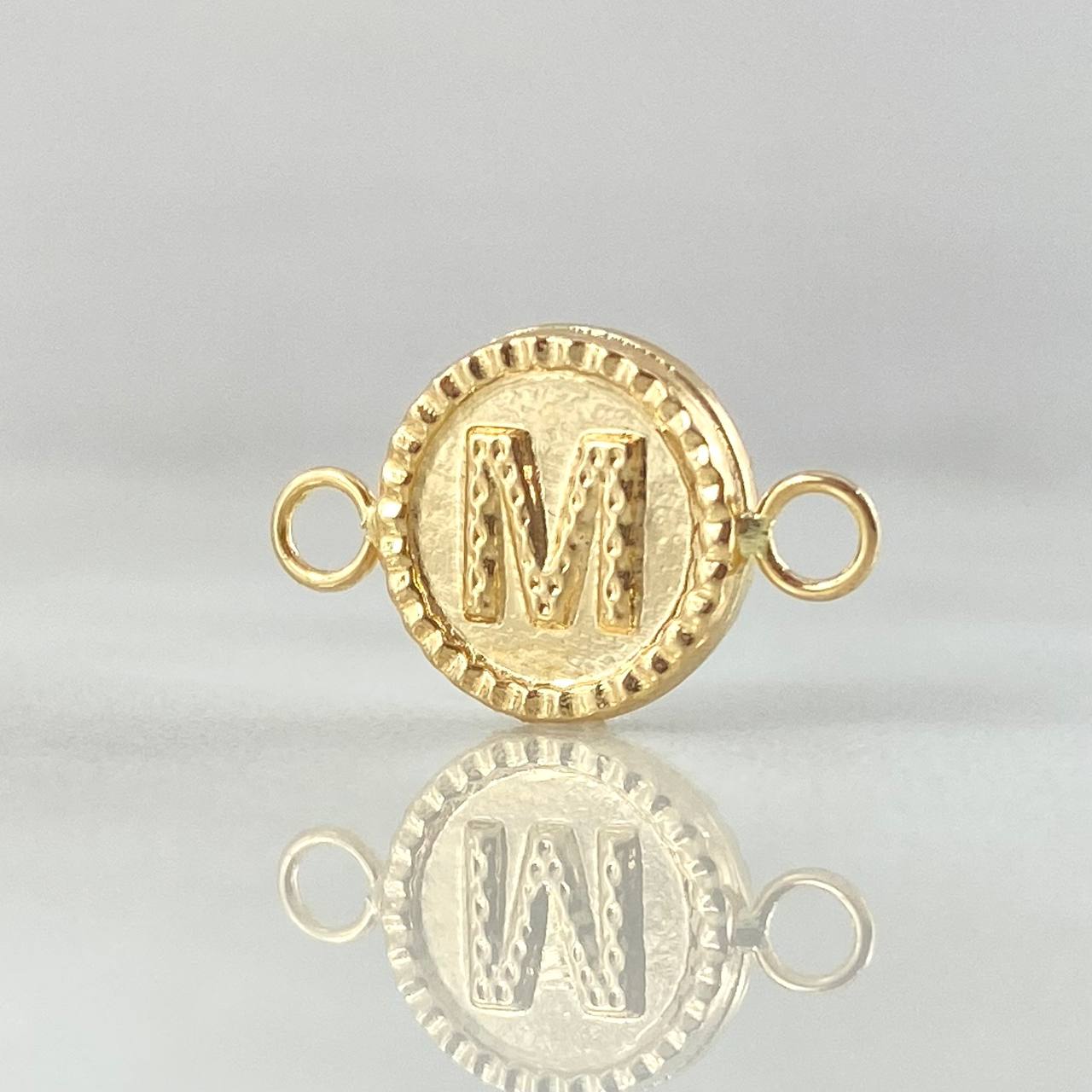 Herraje Letra M 0.6gr / 1.7cm / Oro 18K