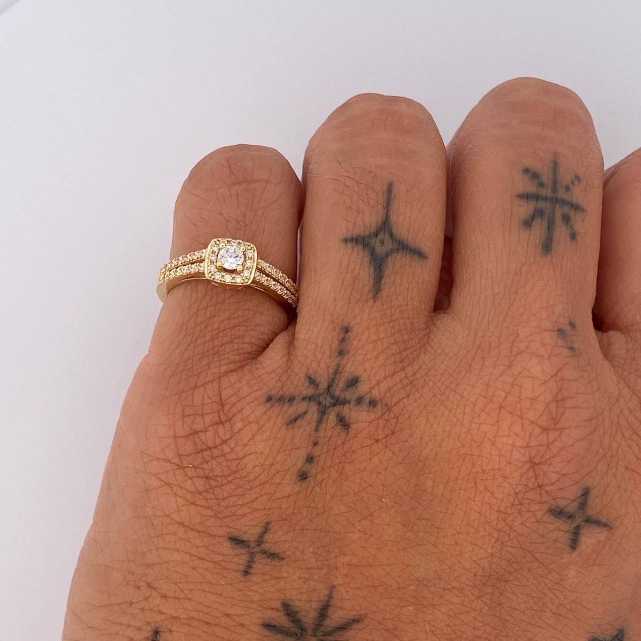 Anillo Halo Cuadrado 2.45gr / T4 3/4 / Oro 18K &