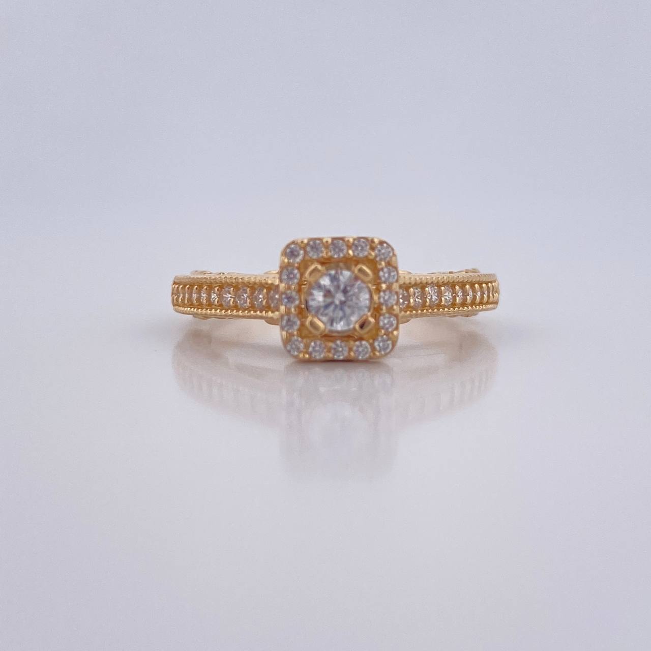 Anillo Halo Cuadrado 3.45gr / T5 1/4 / Oro 18K &