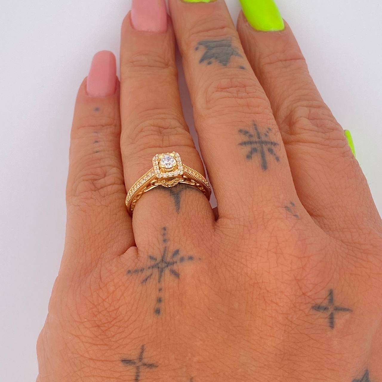 Anillo Halo Cuadrado 3.45gr / T5 1/4 / Oro 18K &
