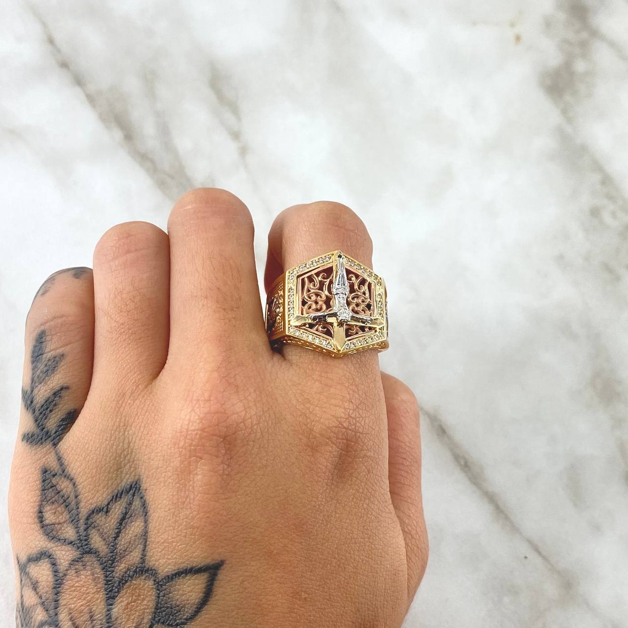 Anillo Cruz Cristo Puntas Triangulares 11.5gr / T9 3/4 / Circones Blancos Tres Oros 18K *