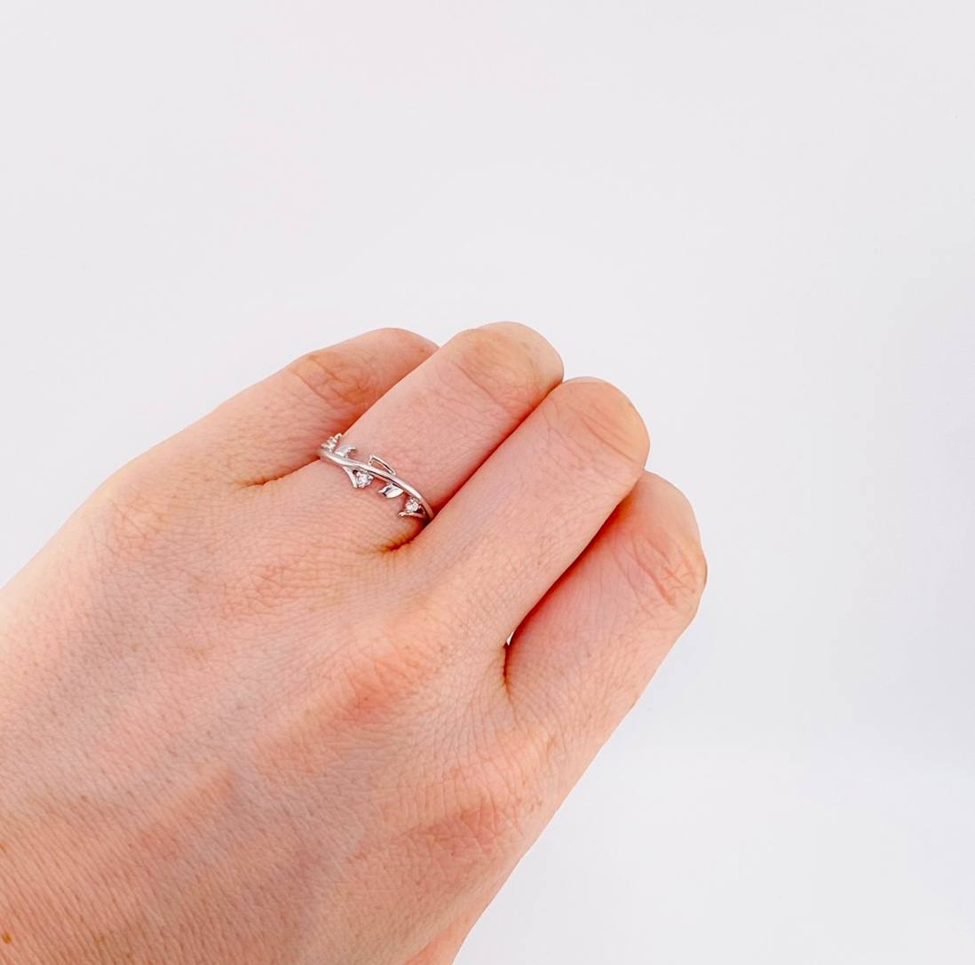 Anillo Ramillete Hojas 1.9 g / T6 Oro Blanco 18K