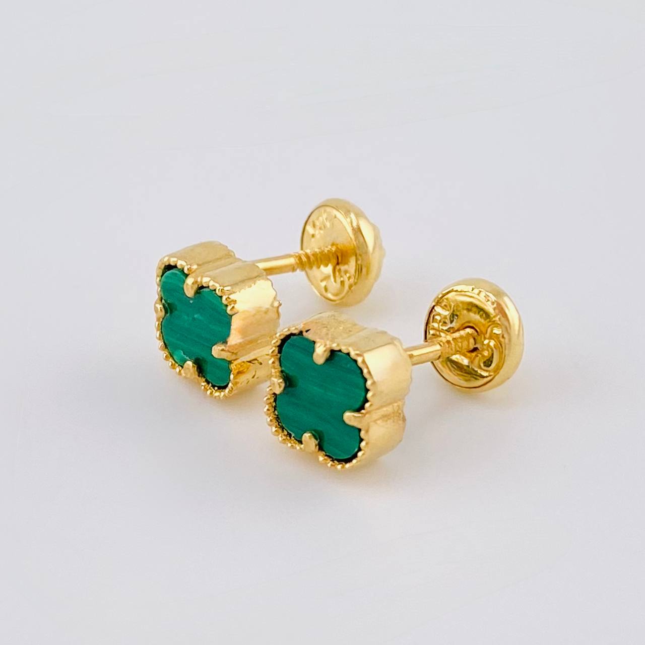 Topos Trebol Malaquita Verde 1.75 g / 6.35 mm Oro Amarillo 18K