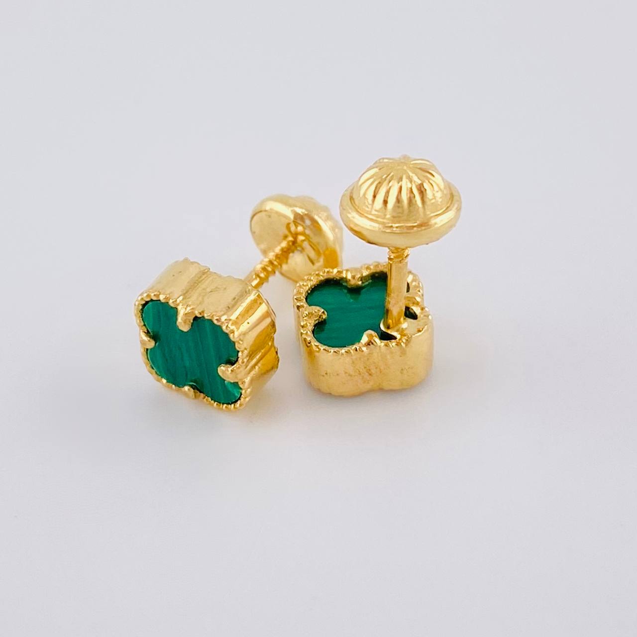 Topos Trebol Malaquita Verde 1.3g / 6.2mm Oro Amarillo 18K