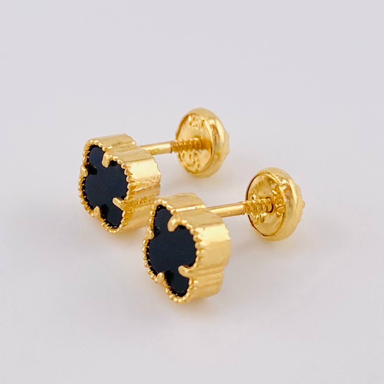 Topos Trebol Onix Negro 1.75 g / 6.35 mm Oro Amarillo 18K