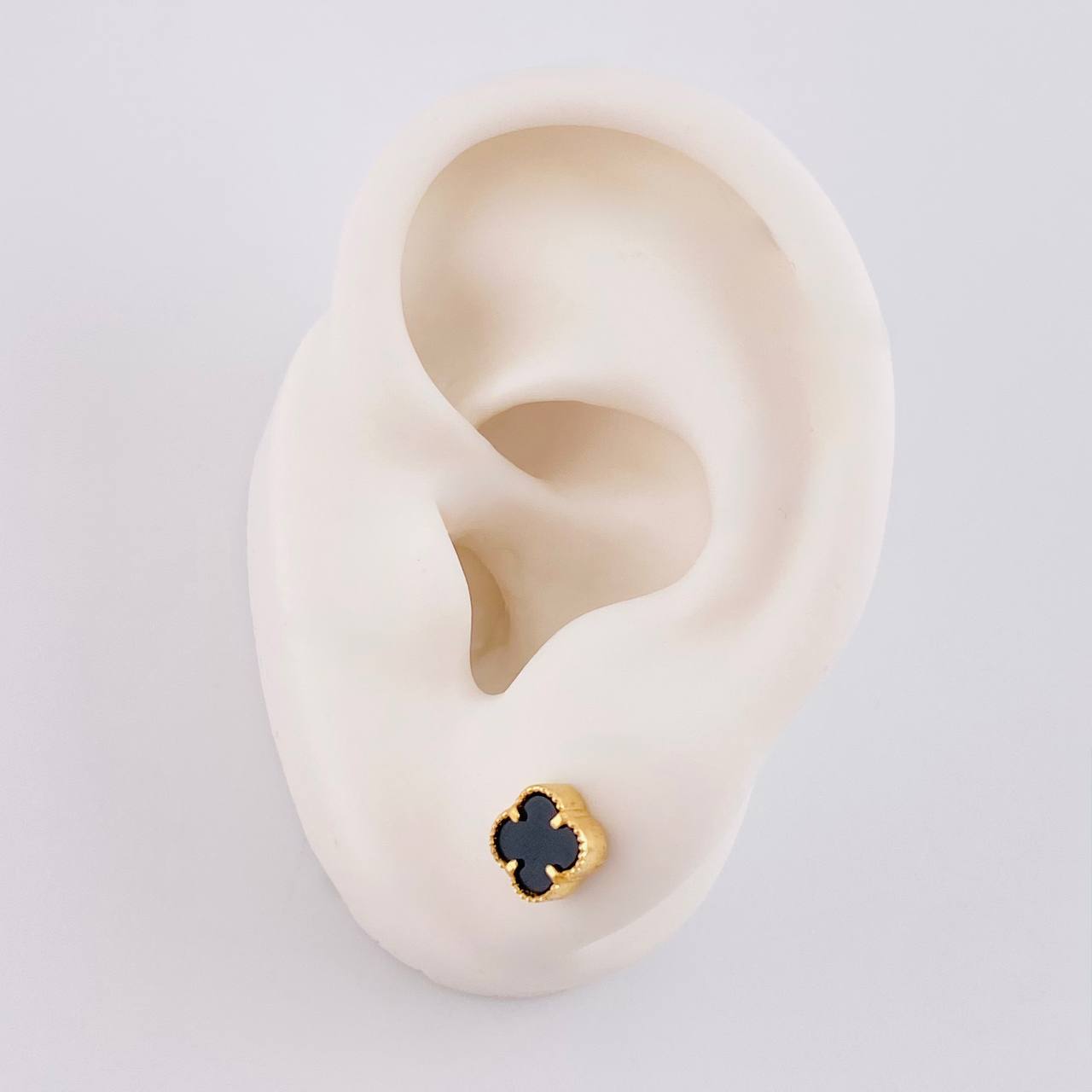 Topos Trebol Onix Negro 1.75 g / 6.35 mm Oro Amarillo 18K