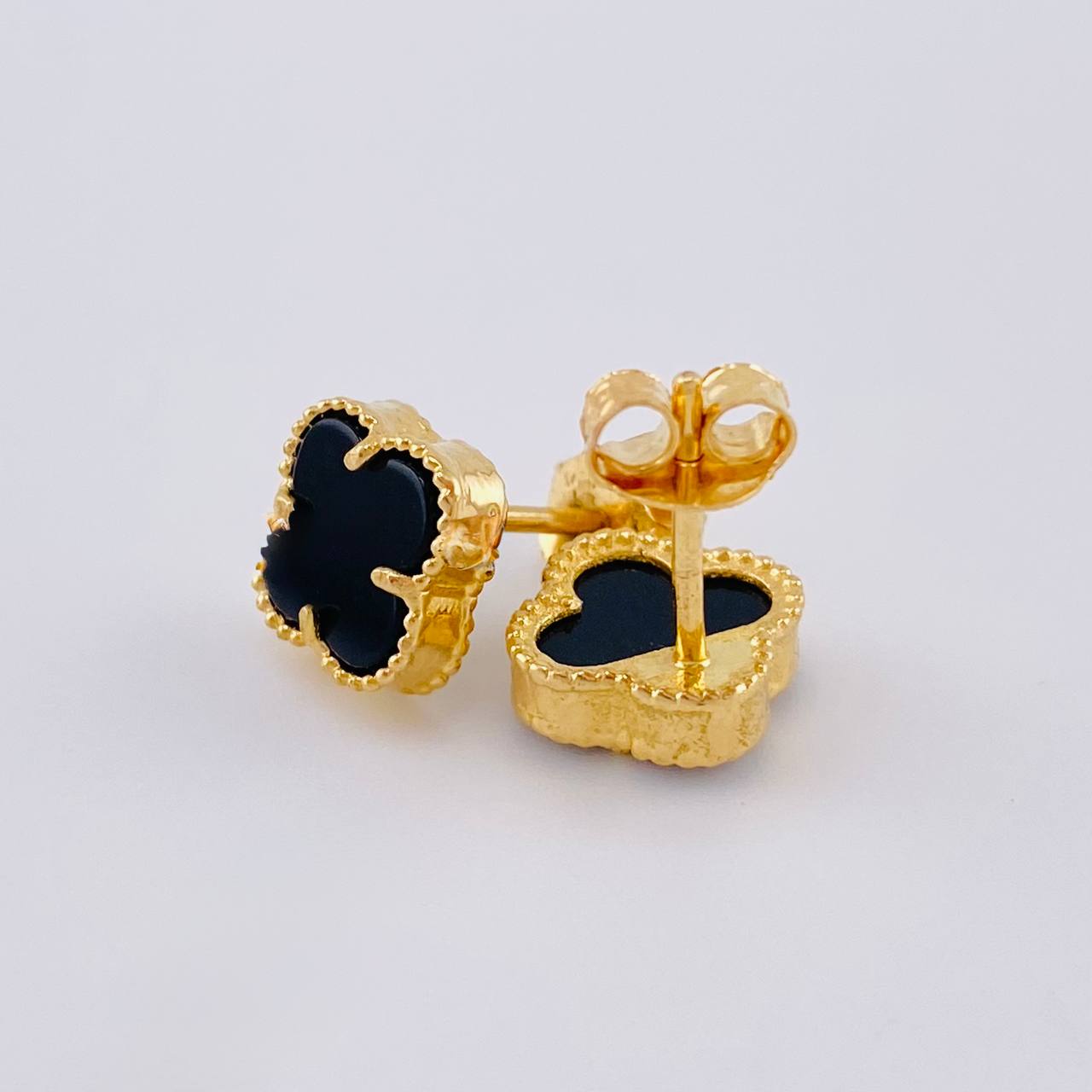 Topos Trebol Onix Negro 2.25 g / 8.4 mm Oro Amarillo 18K