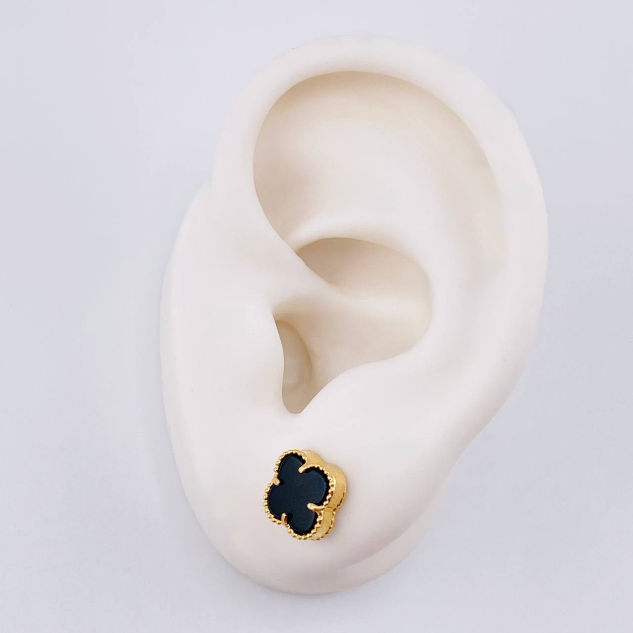 Topos Trebol Onix Negro 2.25 g / 8.4 mm Oro Amarillo 18K
