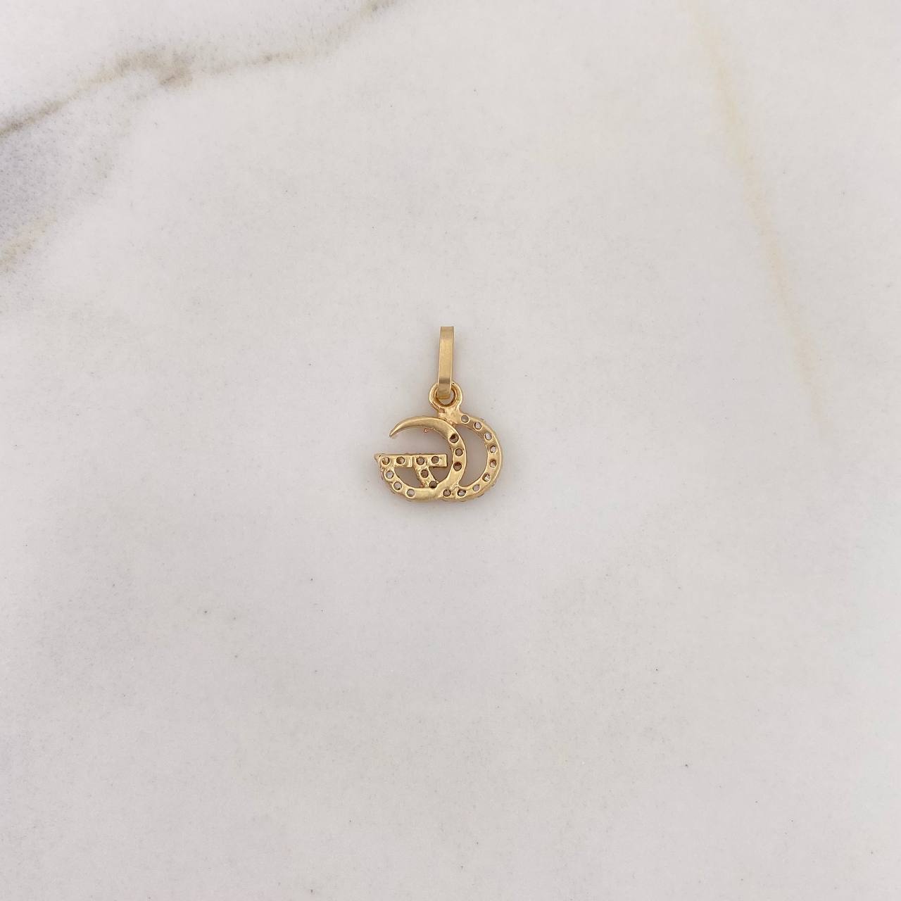 Dije GG 0.55gr / 1.4cm / Circones Blancos Oro Amarillo 18K $