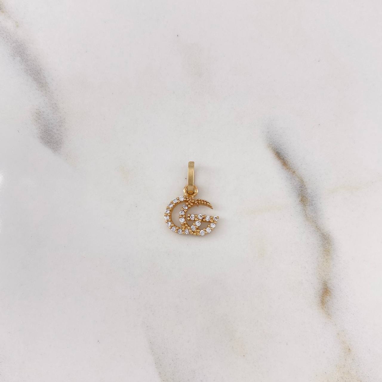 Dije GG 0.55gr / 1.4cm / Circones Blancos Oro Amarillo 18K $