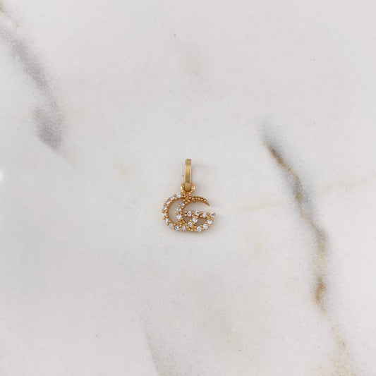Dije GG 0.55gr / 1.4cm / Circones Blancos Oro Amarillo 18K $