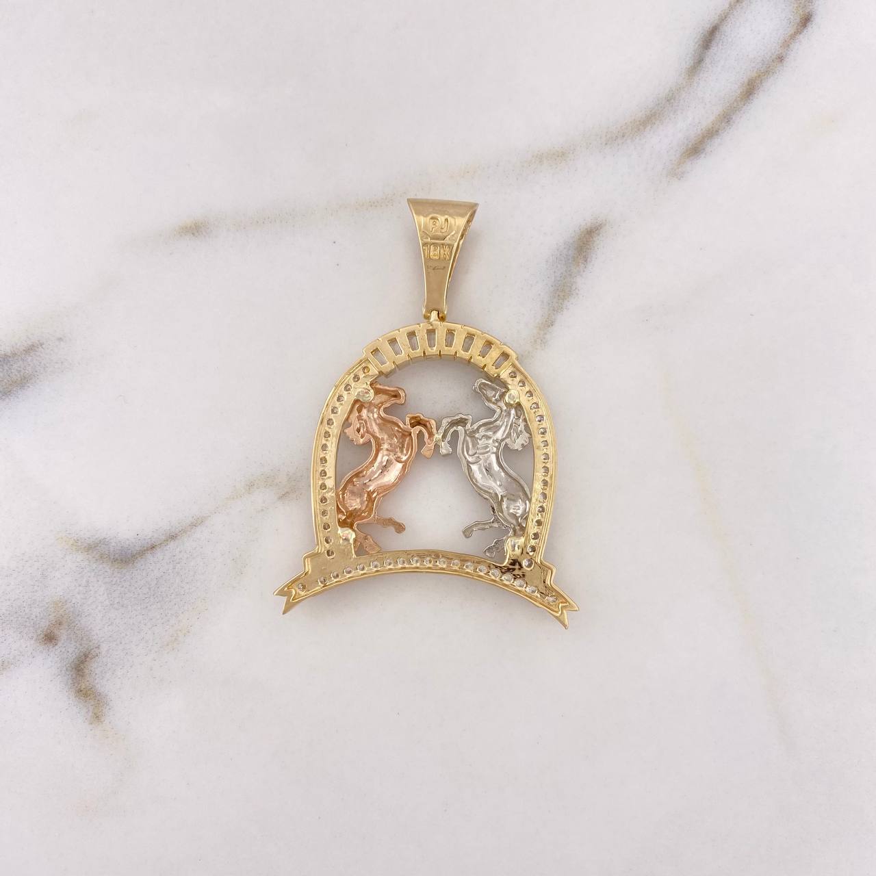 Dije Herradura Caballos 8.9gr / 4.1cm / Circones Blancos Tres Oros 18K #