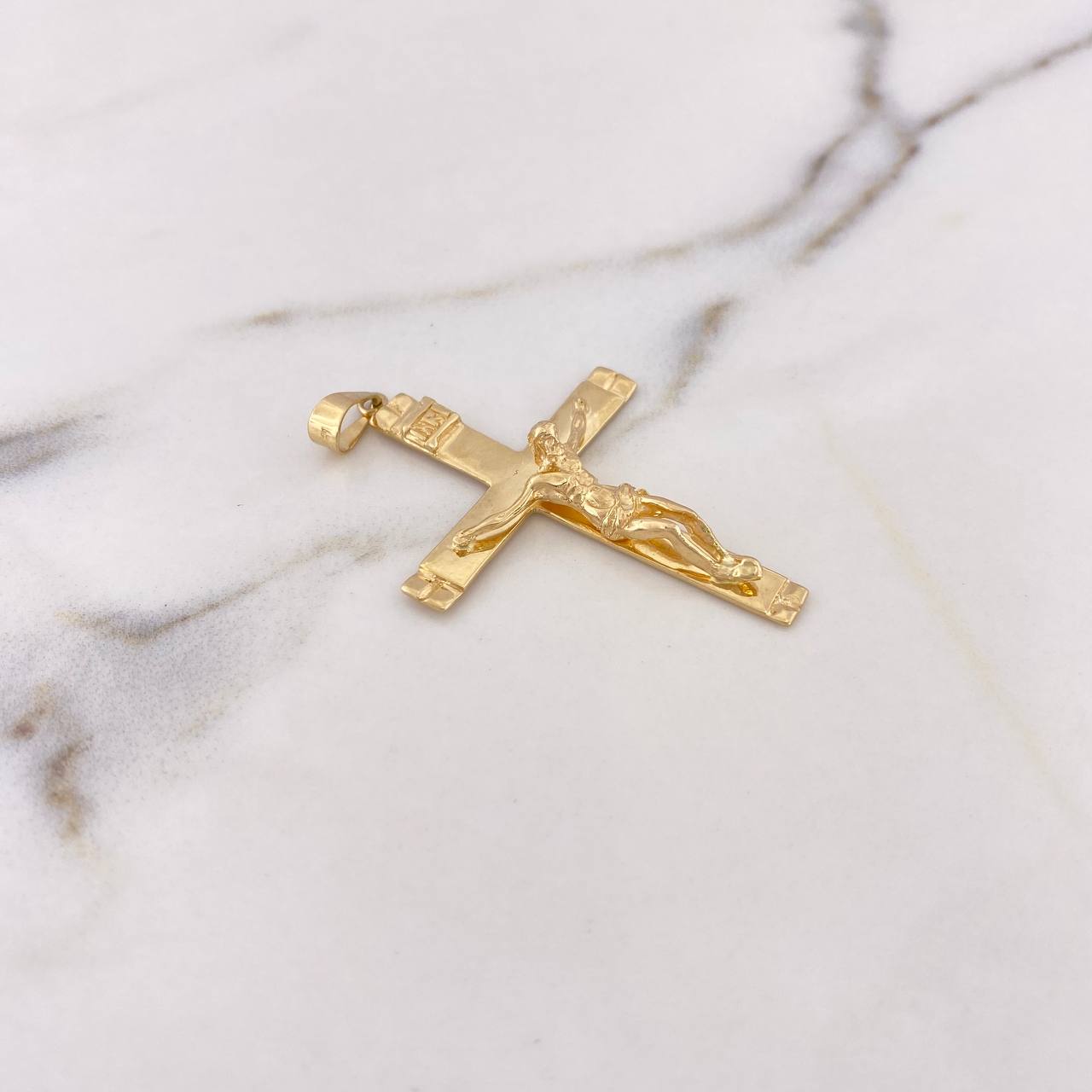 Dije Cruz Cristo 7.7gr / 5.4cm / Oro Amarillo 18K $