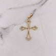 Dije Cruz Gotica 4.3gr / 4.8cm / Silueta Circones Blancos Oro Amarillo 18K $