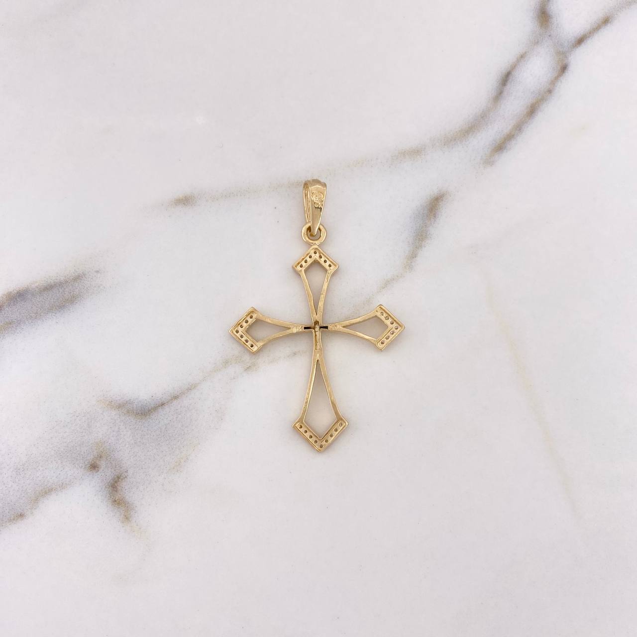 Dije Cruz Gotica 4.3gr / 4.8cm / Silueta Circones Blancos Oro Amarillo 18K $