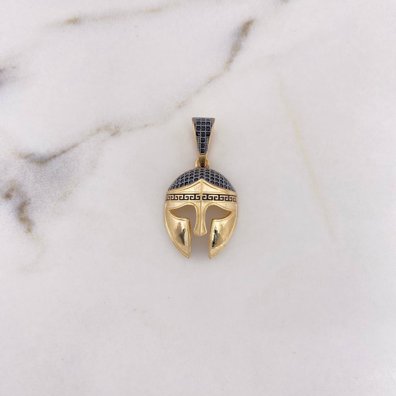 Dije Casco Espartano 5.2gr / 3.4cm / Circones Negros Oro Amarillo 18K $