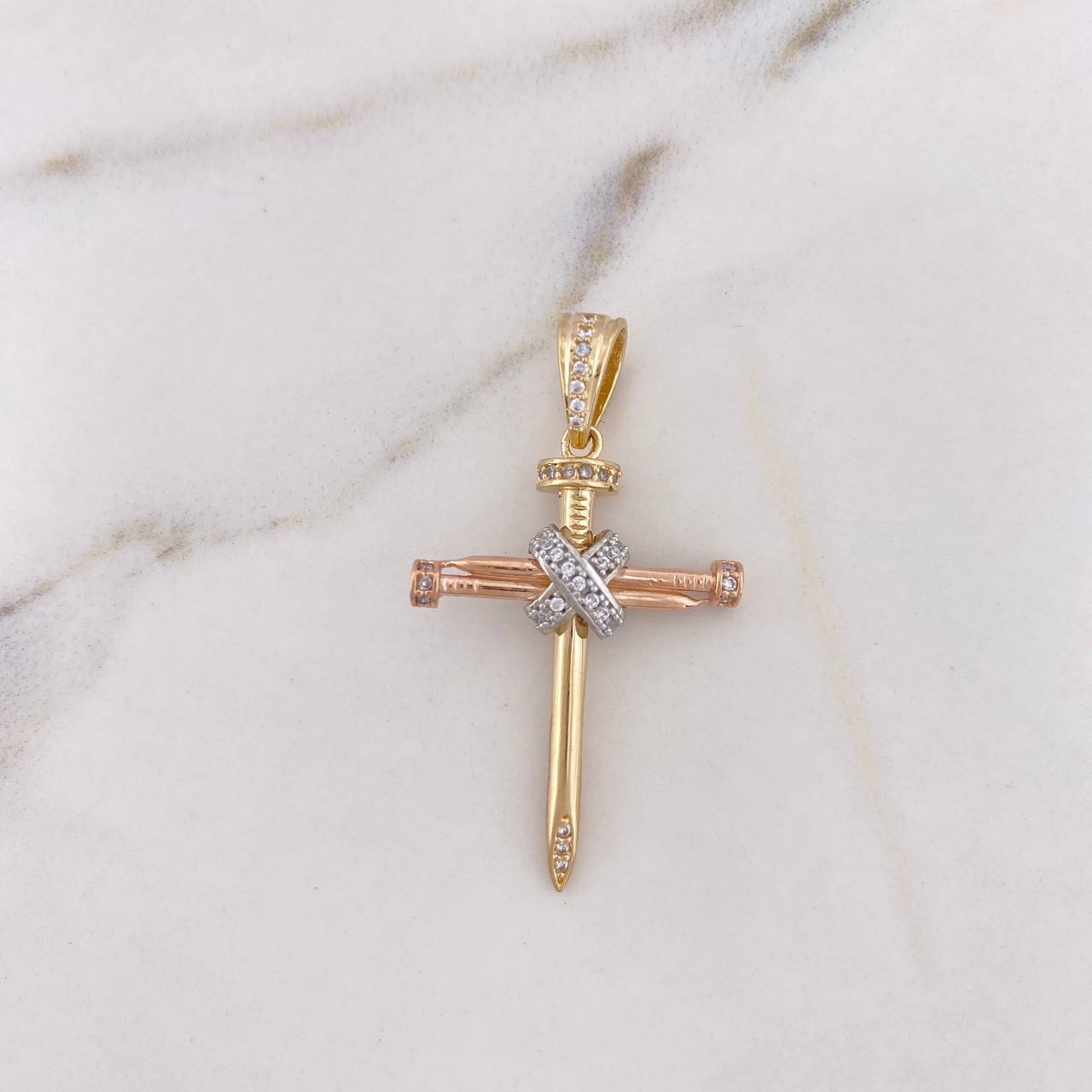 Dije Cruz Clavos Penitencia 3.7gr / 4cm / Circones Blancos Tres Oros 18K #