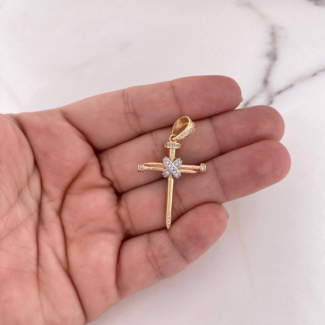 Dije Cruz Clavos Penitencia 3.7gr / 4cm / Circones Blancos Tres Oros 18K #