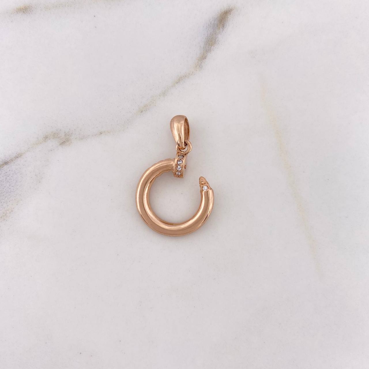 Dije Clavo 2.05gr / 2.5cm / Circones Blancos Oro Rosa 18K $