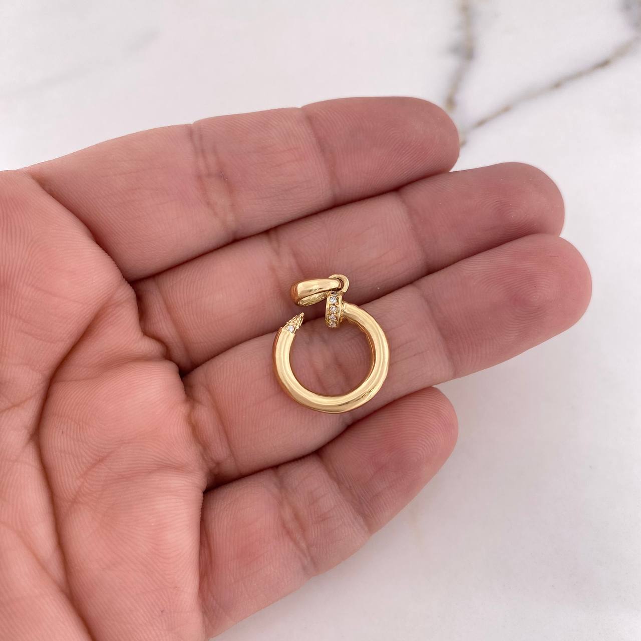 Dije Clavo 2.05gr / 2.5cm / Circones Blancos Oro Amarillo 18K $