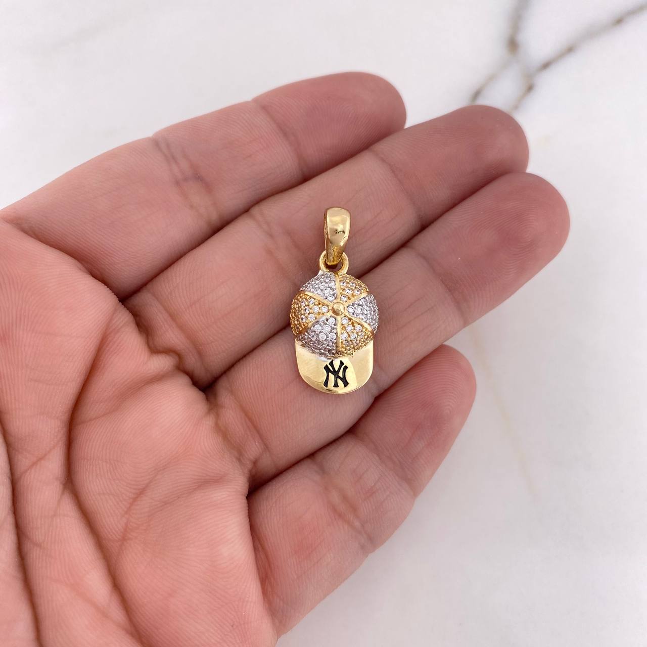 Dije Gorra NY 3.35gr / 2.6cm / Circones Blancos Dos Oros Amarillo Blanco 18K $