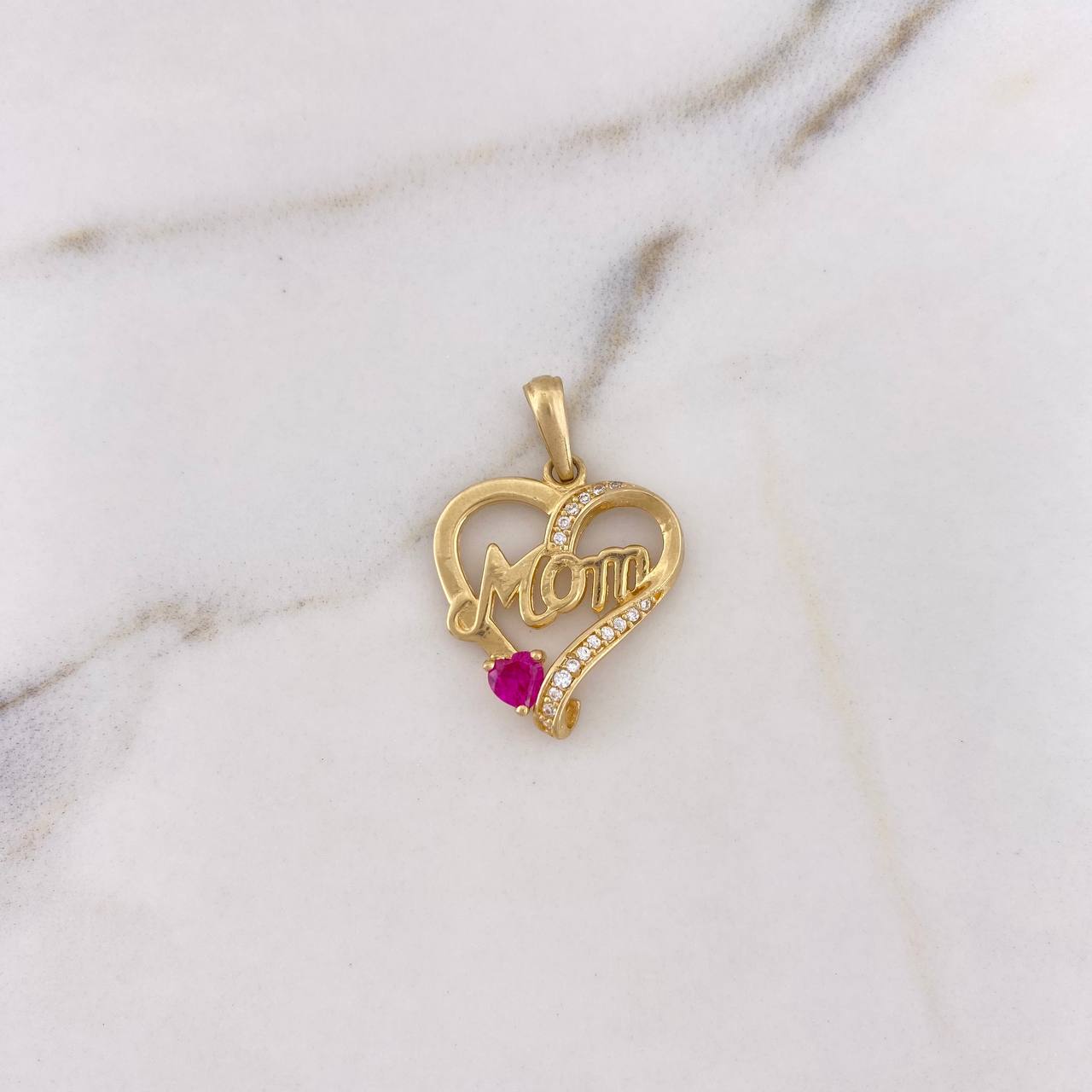 Dije Silueta Corazon Mom 2.75gr / 2.6cm / Circones Blancos Fucsia Oro Amarillo 18K $