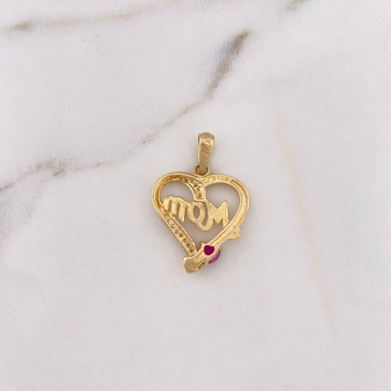 Dije Silueta Corazon Mom 2.75gr / 2.6cm / Circones Blancos Fucsia Oro Amarillo 18K $