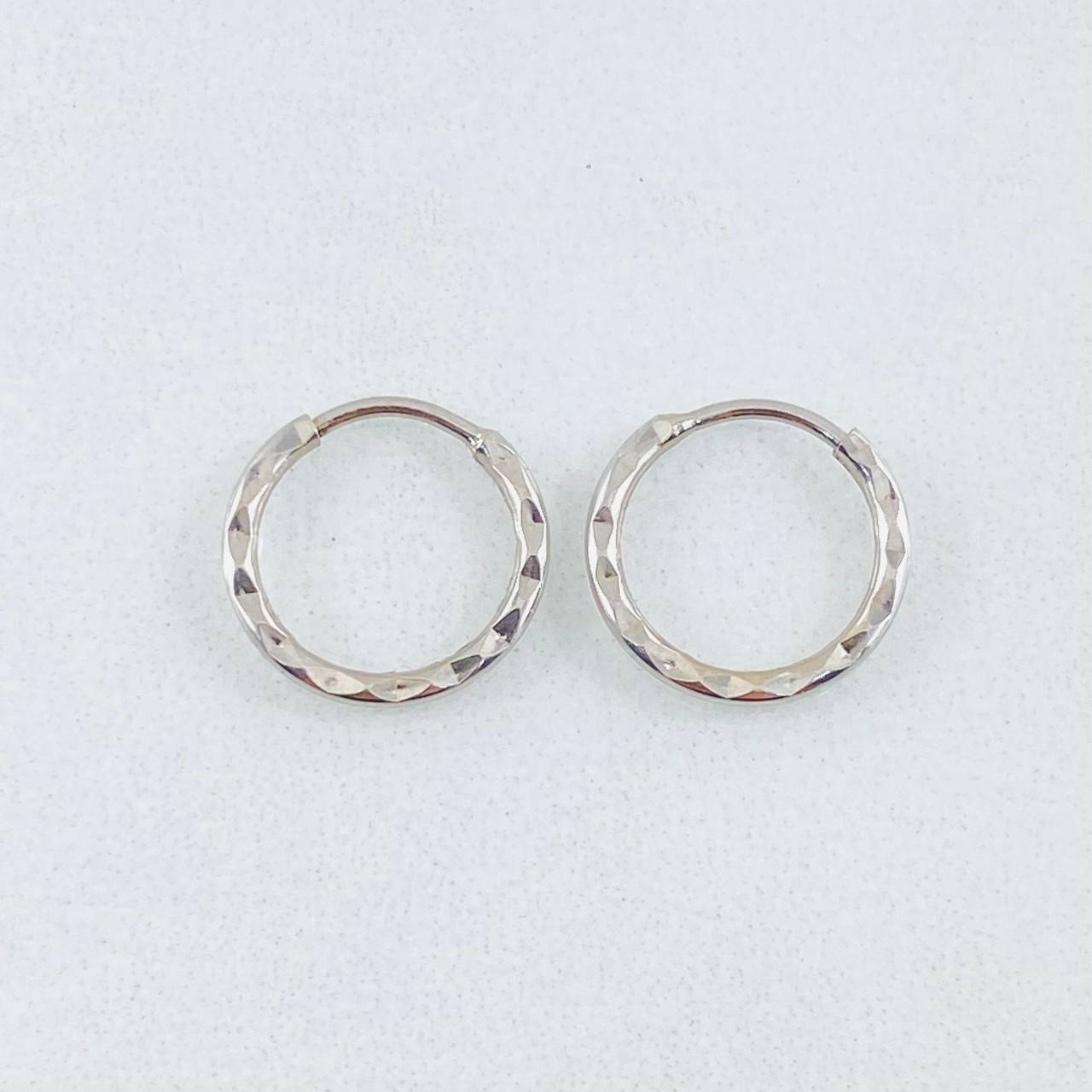 Candongas Aro Rayado 0.45gr / 1cm / Oro Blanco 18K