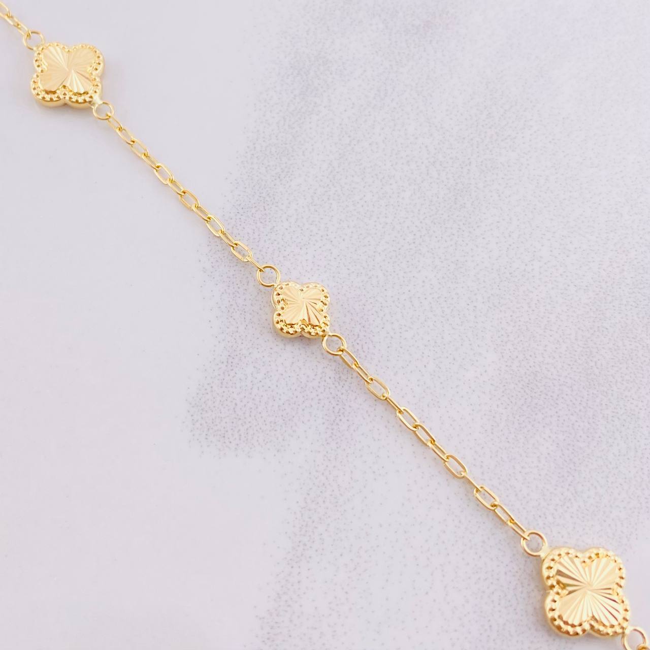 Pulso Aro Seguido Trébol Diamantado 2.4g / 18.3cm / 1.65mm Oro Amarillo 18K
