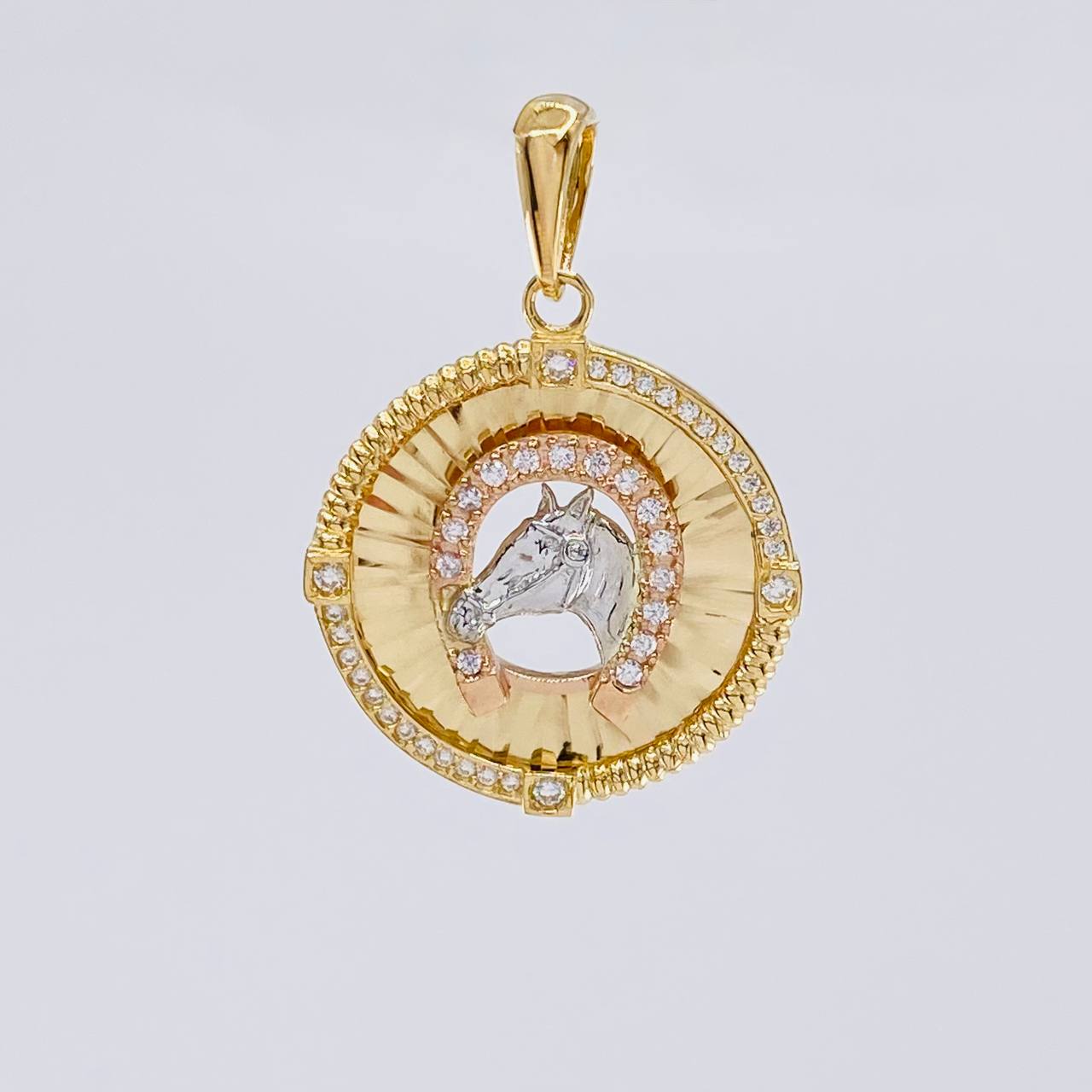 Dije Herradura Caballo 4.9 g / 4.3 cm Tres Oros 18K