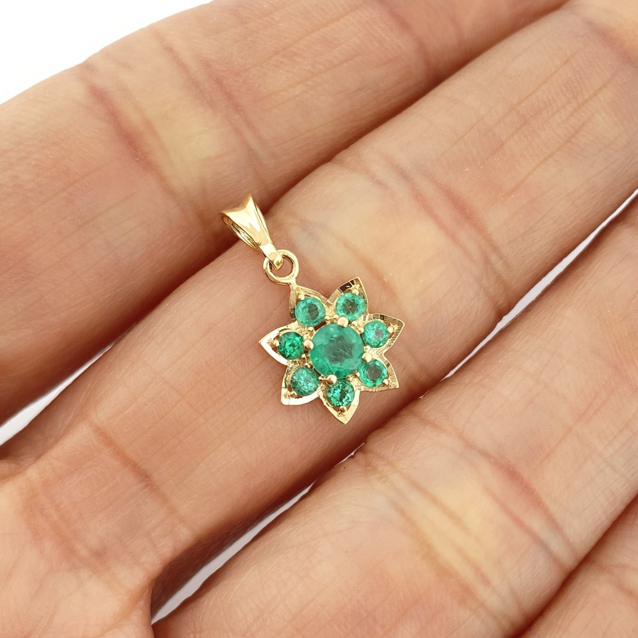 Dije Joya Flor 1.05gr / 1.9cm / Oro Amarillo 18K +