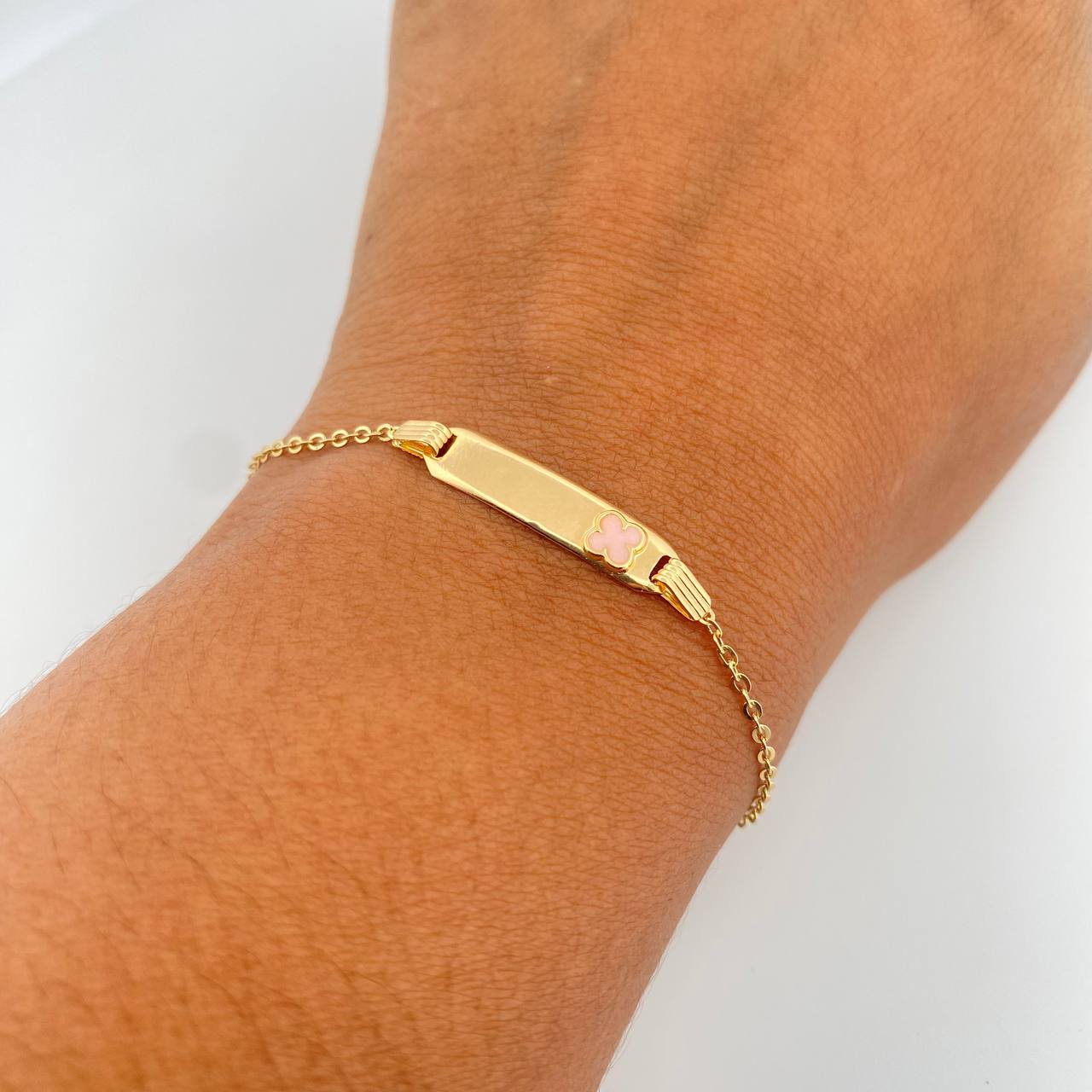Pulso Bebe Aro Seguido 1.5gr / 13.6cm / 1mm Placa Rectangular Trebol rosado Oro Amarillo 18K $