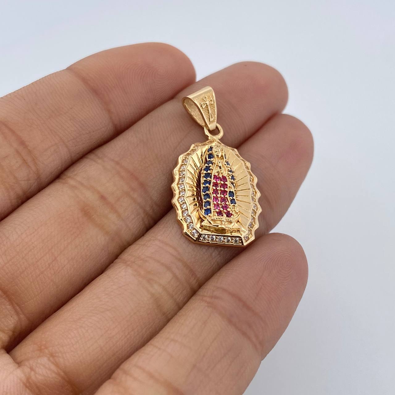 Dije Virgen Guadalupé 2.95gr / 2.9cm / Circones Blancos Azules Fucsias Oro Amarillo 18K $
