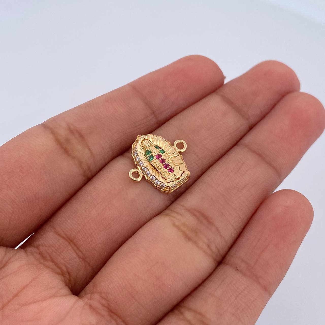 Herraje Virgen de Guadalupe 1.05gr / 1.4cm / Circones Fucsias Verdes Blancos Oro Amarillo 18K $